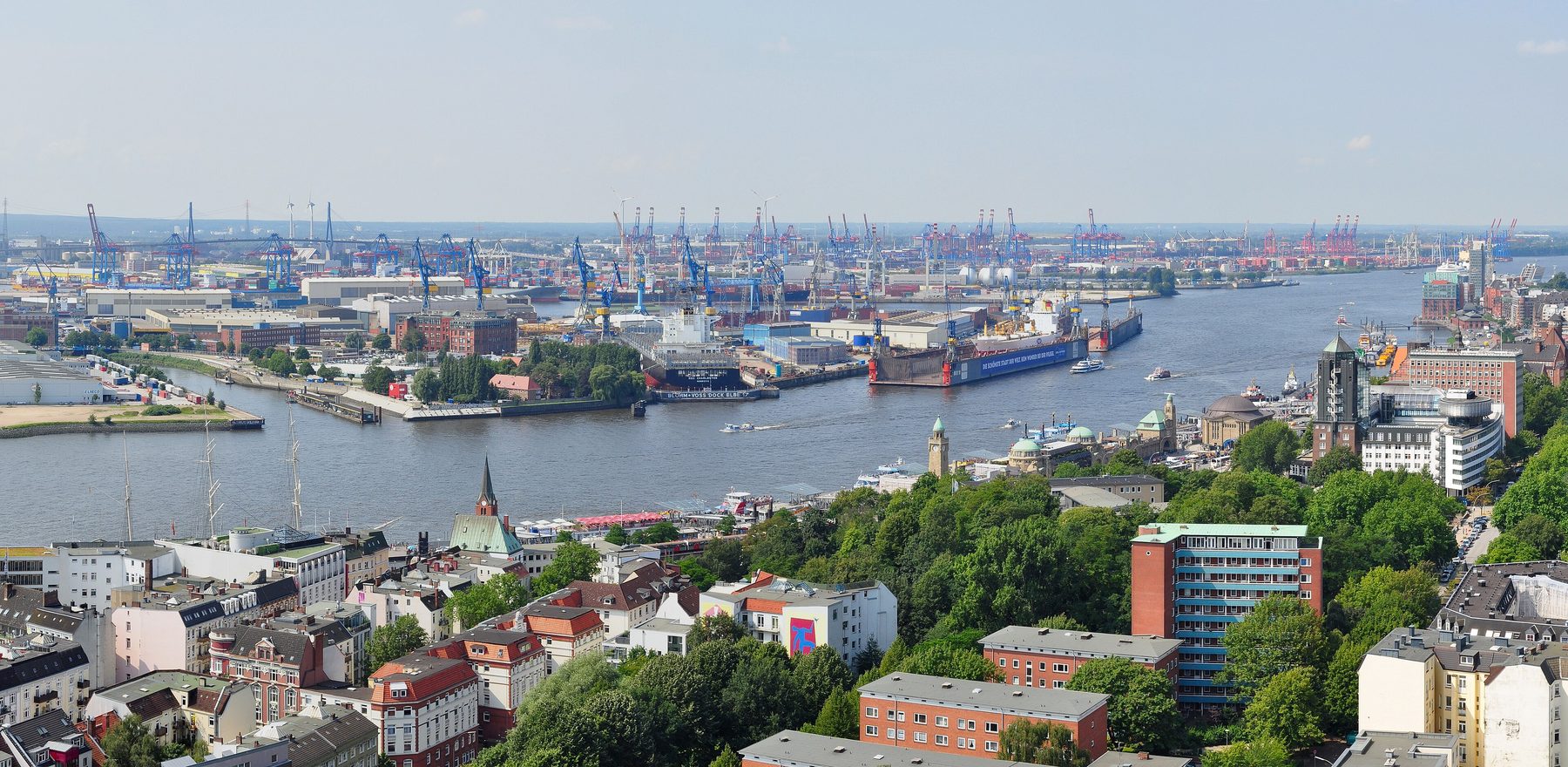 Hamburger Hafen mit St. Michaelis